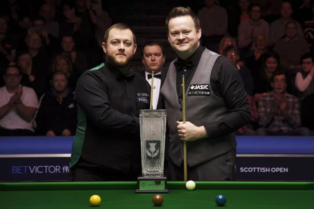 崭露头角的 崭露头角的