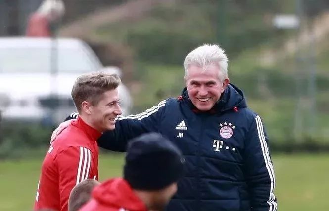 得更加胶着 得更加胶着